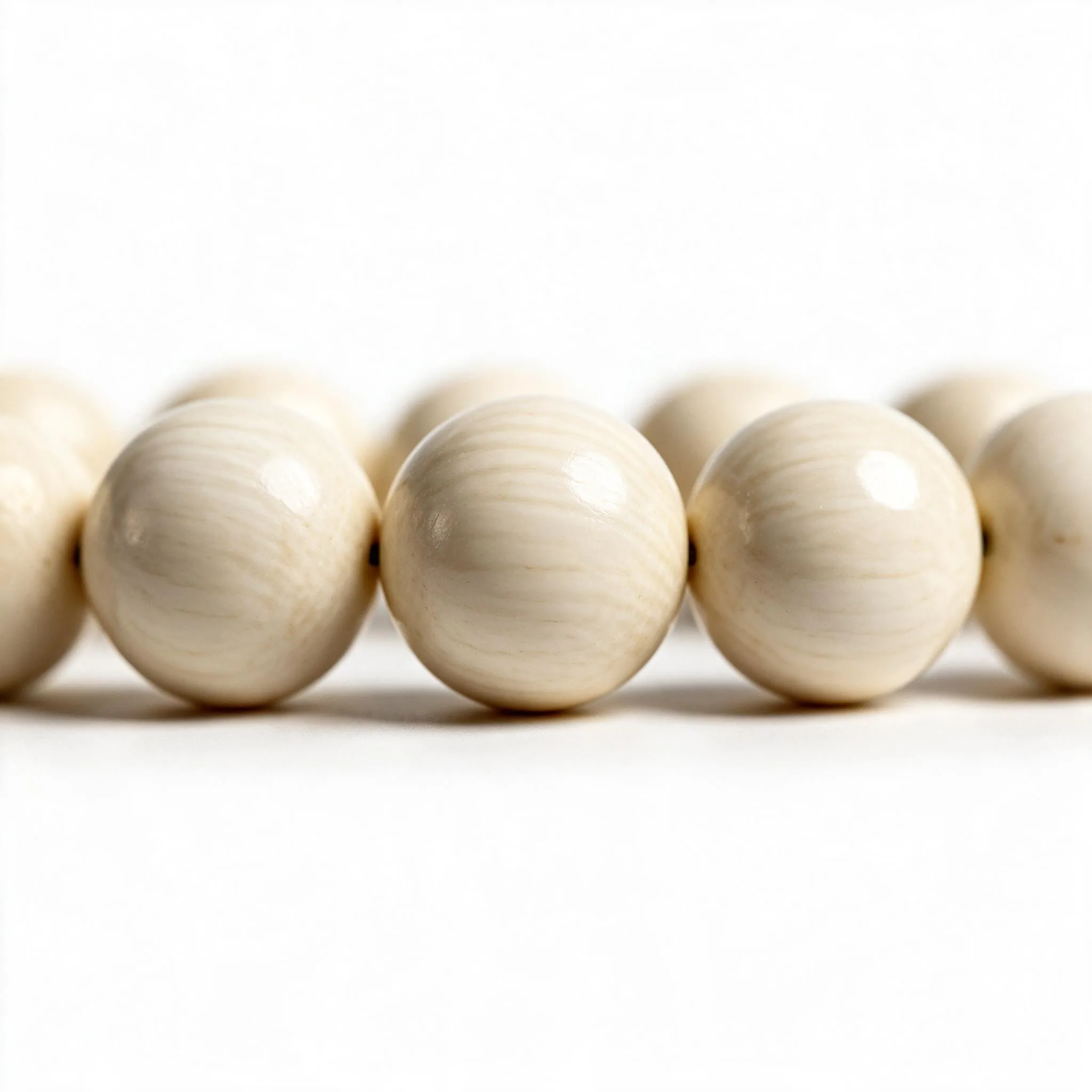 elephant-ivory-rosary-macro-i4 تفاصيل قريبة تبرز التعريقات الطبيعية الفاخرة وخراطة الحبات الدائرية الملساء لمسباح عاج الفيل othmani.co