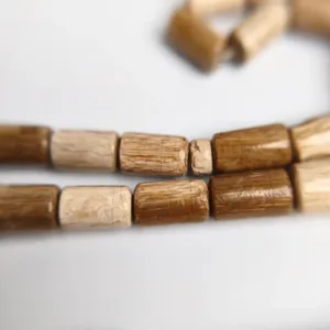 تفاصيل قريبة تبرز التدرجات اللونية الطبيعية والتخاريم الفريدة على حبات مسباح يسر وردي نادر othmani.co