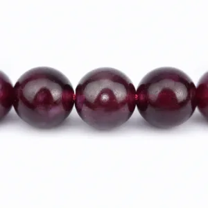لقطة ماكرو لحبات المسباح البنفسجية المصقولة وتفاصيل سطحها الدائري، Macro Tasbih beads detail – othmani.co